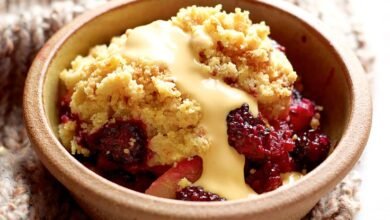 apple and blackcurrant crumble